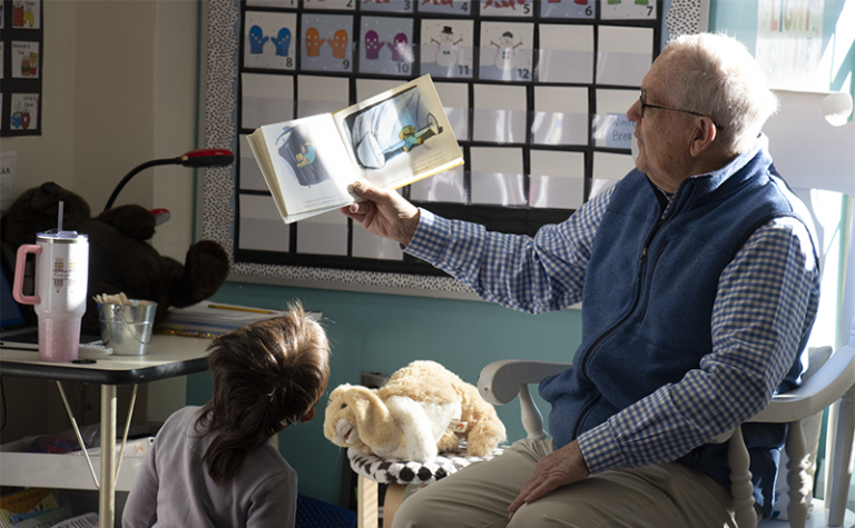 PBE kindergartners have a special visitor read to them - Pine Bush ...